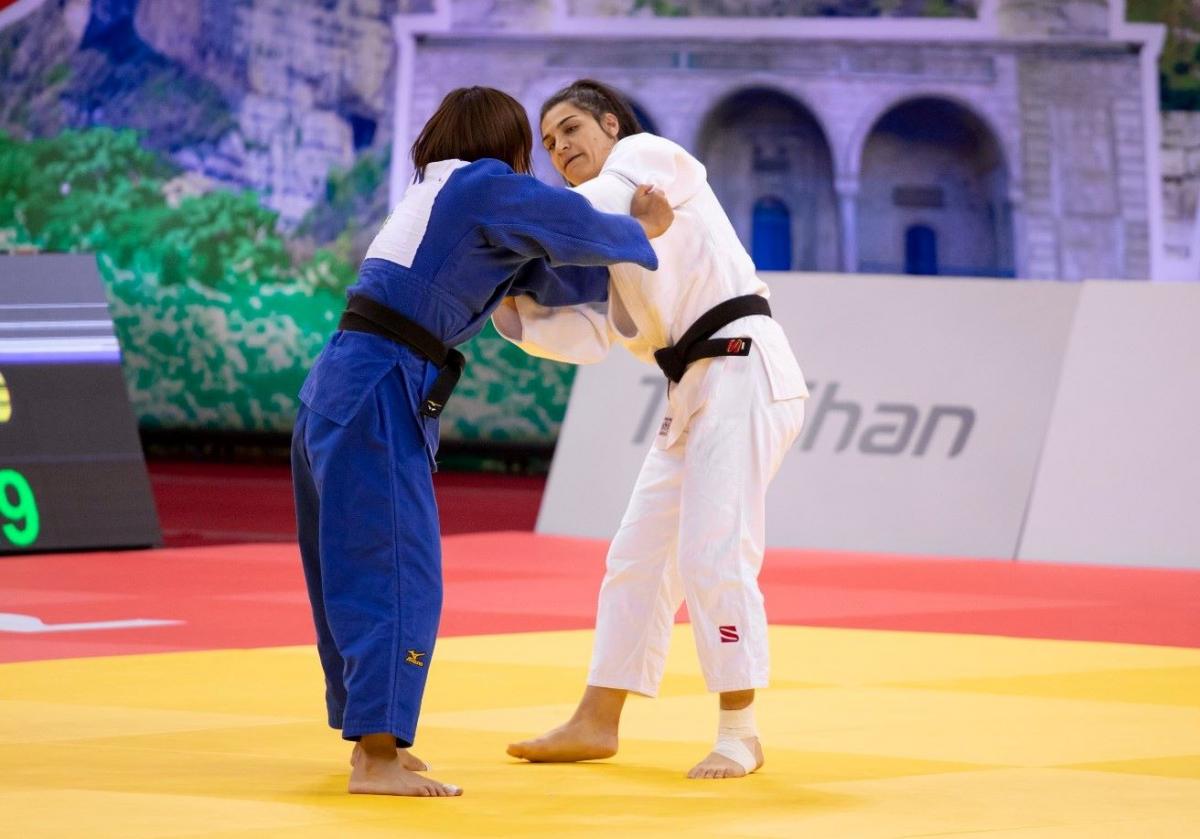 Two female judoka competes